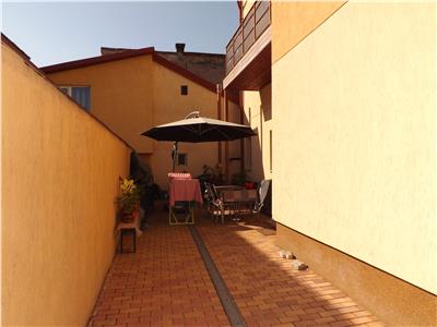 Casa compusa din doua apartamente zona Modena