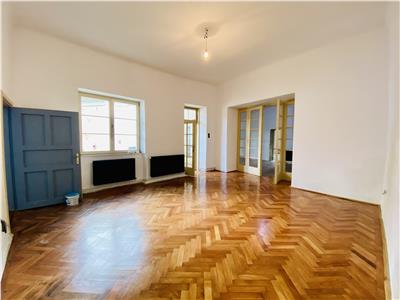 Apartament/Casa cu Architectura Istorica in zona Centrala