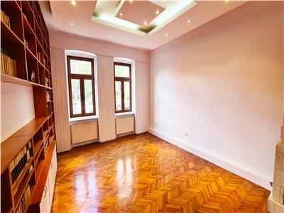 Apartament renovat 5 camere, 137mp,zona Ultracentrala, reper P-ta Avram Iancu